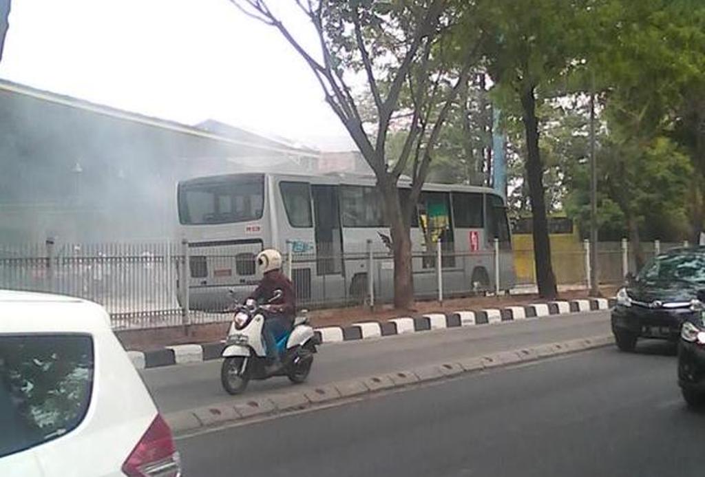 Bus TransJakarta Terbakar di Permata Hijau--TMC Polda Metro Jaya