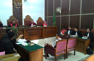 Iqbal Emosi Melihat Pembunuh Deudeuh di Persidangan