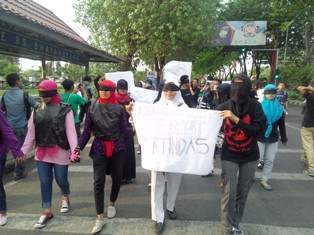 Mahasiswa Surabaya Tuntut Polda Jatim Tuntaskan Kasus Salim Kancil 