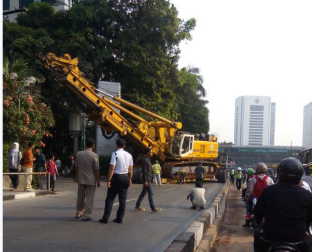 Patah As, Kontainer Muatan Alat Berat Melintang di Jalan Sudirman
