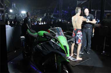 Kawasaki Pamerkan Motor Juara Dunia WSBK 2015 di OneFC 