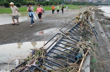 Topan Dujuan Tewaskan Dua Orang di Taiwan