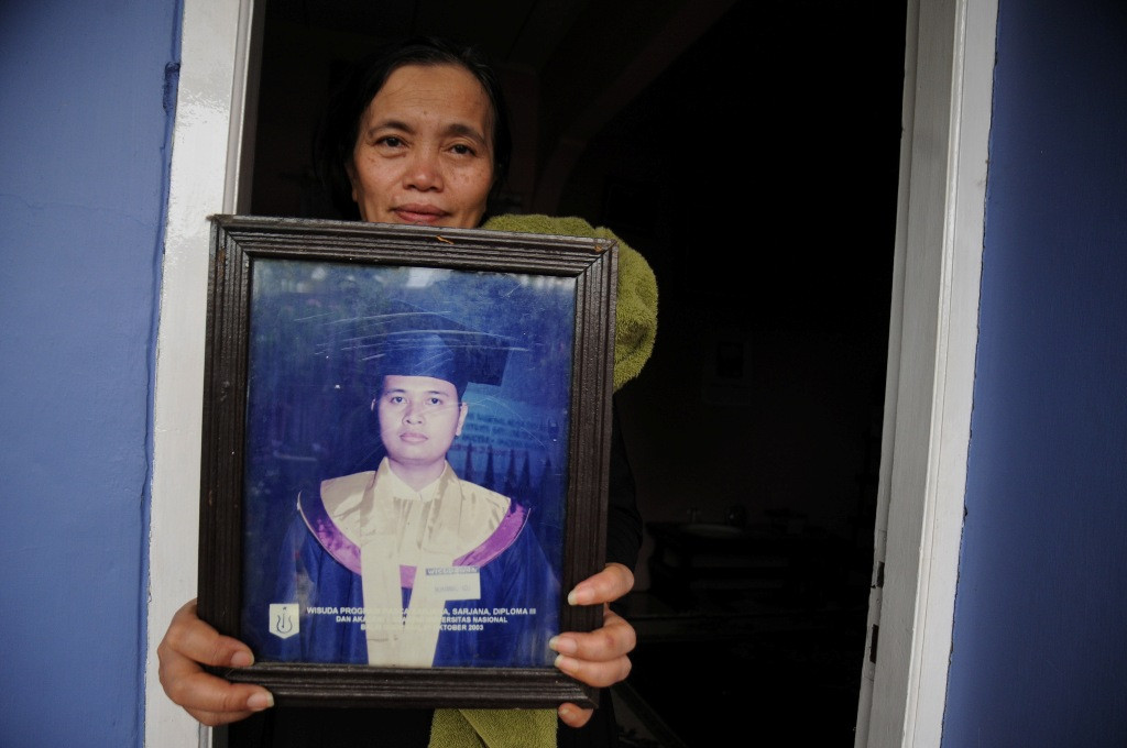 Keluarga korban tragedi Mina menunjukkan foto Tenaga Kerja Indonesia (TKI) asal Depok, M. Fadli Mustanudin (36) di kediamannya Jalan Kawi III, Depok, Jawa Barat, Senin (28/9/2015). Foto: Indrianto Eko Suwarso/Antara 