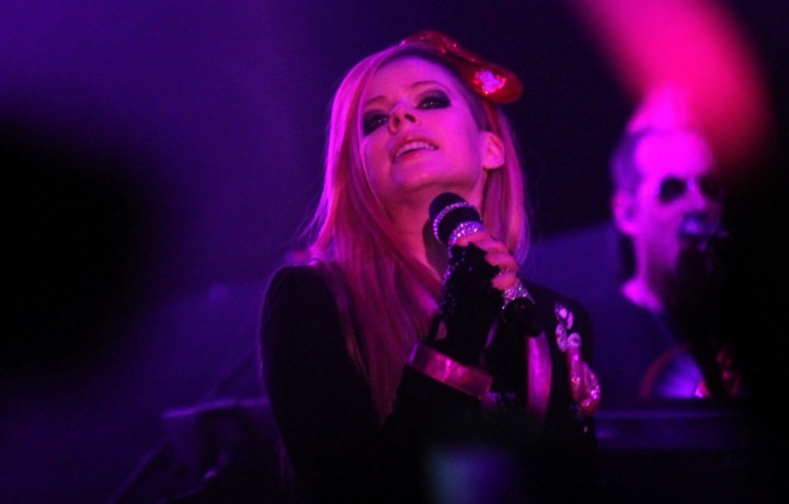 Avril Lavigne Galang Dana untuk Penderita Penyakit Lyme