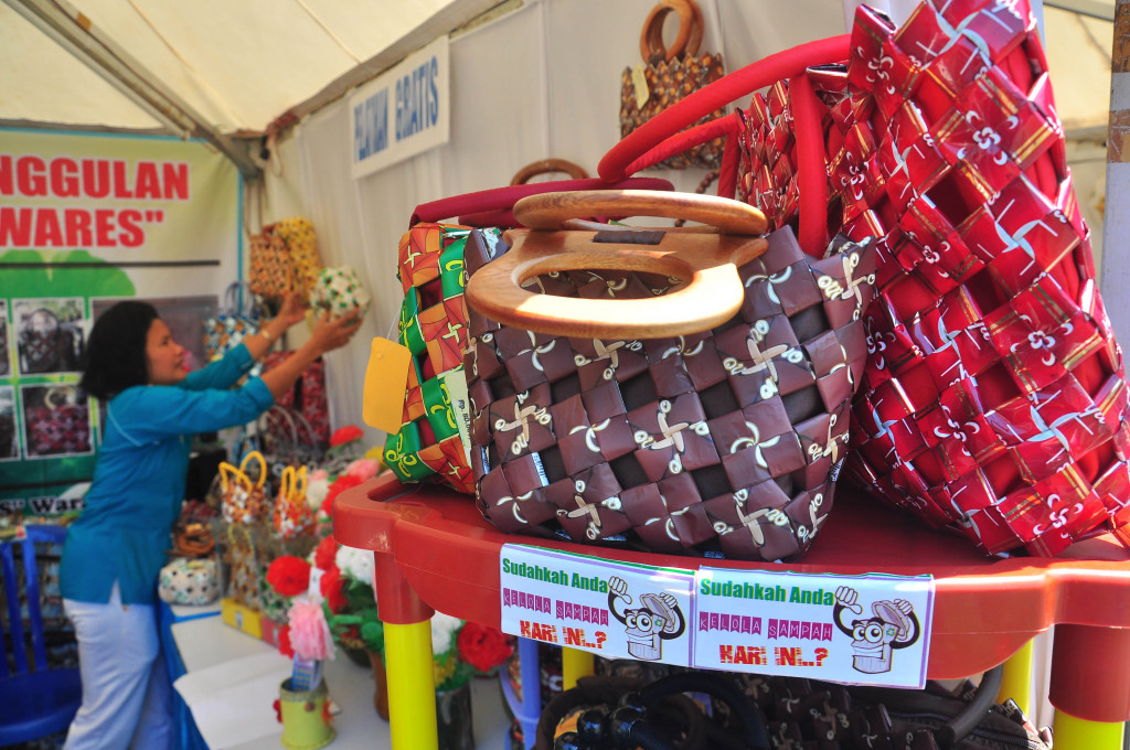  Pelaku UKM menata kerajinan daur ulang sampah plastik saat pameran di Salatiga, Jawa Tengah, Jumat 4 September 2015. Antara Foto/Aloysius Jarot Nugroho
