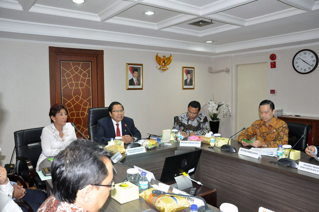 Menko Maritim dan Sumber Daya Rizal Ramli memimpin rapat koordinasi membahas tata niaga garam dan fishing policy, yang dihadiri Menteri Kelautan dan Perikanan Susi Pudiastuti, Menperin Saleh Husin dan Mendag T.Lembong, di kantor Menko, Jakarta -- ANT/Budi
