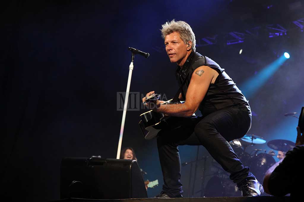 Topan Dujuan Batalkan Konser Bon Jovi