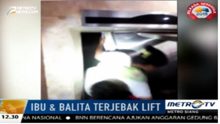 Ibu dan Balitanya Terjebak di dalam Lift Puskesmas