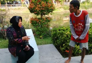 Usai Lengser, Risma Tak Lagi Tidur Memeluk <i>Handy Talky</i>