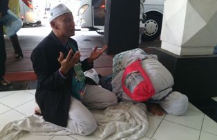 Banyak Kejadian di Mekkah, Jemaah Sujud Syukur Tiba di Debarkasi Solo