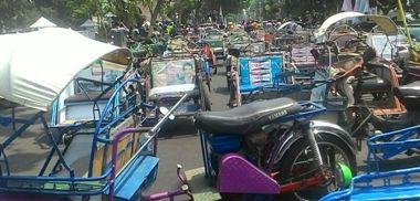 Ratusan Pengemudi Bentor <i>Geruduk</i> DPRD Jombang