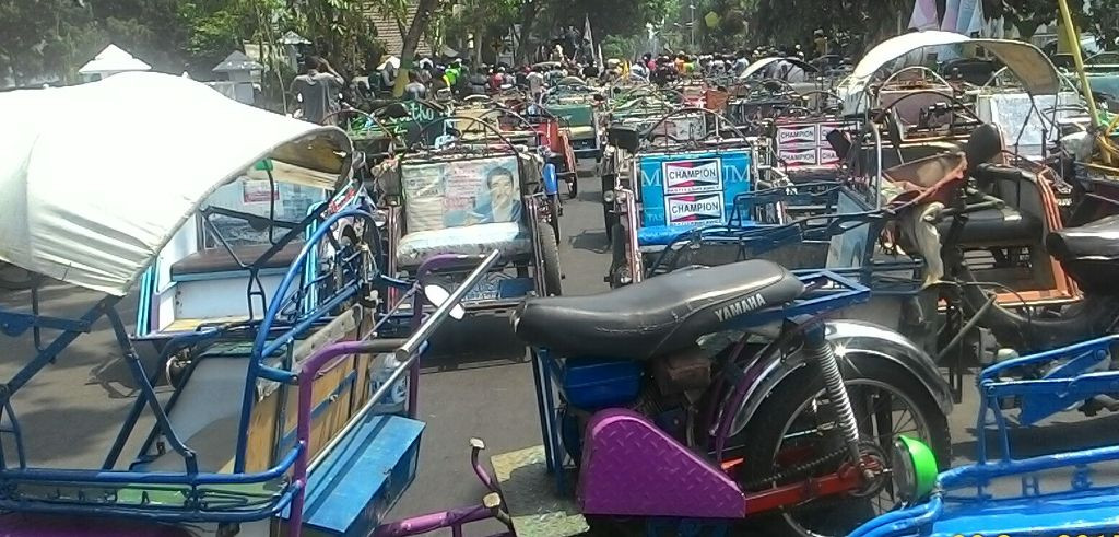 Becak motor diparkir di pelataran Gedung DPRD Kab Jombang, Jawa Timur, Rabu (30/9/2015). (Metrotvnews.com/Nurul Hidayat)