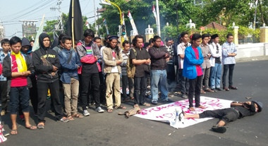 Tragedi Salim Kancil, Mahasiswa Yogya Salat Gaib di Jalanan