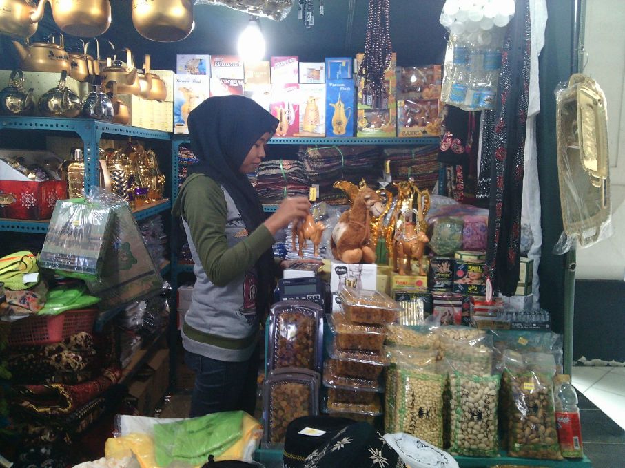 Stan oleh-oleh haji di Asrama Haji Donohudan, Boyolali, Jawa Tengah. (Metrotvnews.com/Pythag Kurniati)