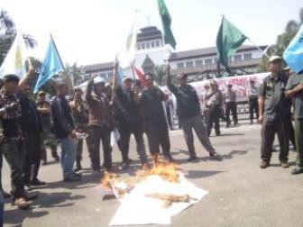 Unras di Gedung Sate Tolak Paham Komunis Gaya Baru