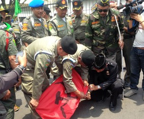 Banser NU Bakar Bendera Komunis di Jateng