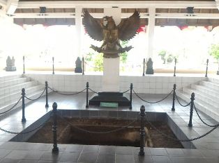Tak Pasang Bendera Setengah Tiang, Warga Ditegur