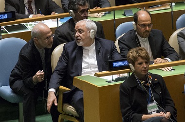 Obama Bersalaman dengan Menlu Zarif, Parlemen Iran <i>Ngambek</i>