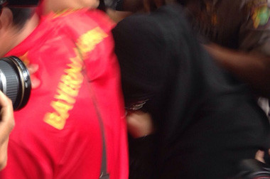 Bergamis, Amel Alvi Nyaris Jatuh di Tangga PN Jaksel