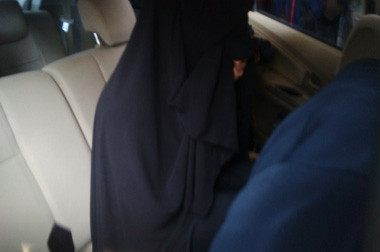 Amel Alvi Buka Bagian Baju di Depan Hakim