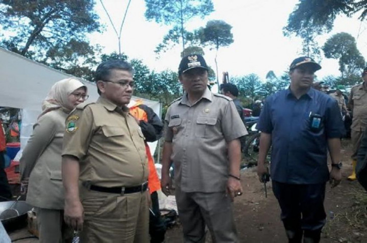 Bupati Bandung Bantu Biaya Pendidikan Korban Tragedi Mina