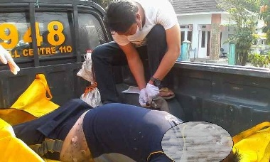 Dibanduli Batu, Mayat Pelajar SMA Membusuk di Sungai