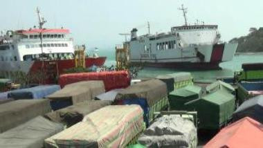 HUT ke-70 TNI, Antrean Truk di Dermaga Merak Menumpuk