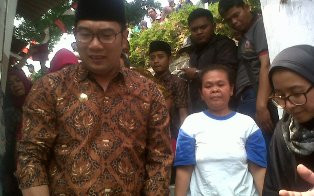 Warga Cikapundung Tagih Janji Emil Soal Uang <i>Kadeudeuh</i>