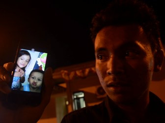 Keluarga Penumpang Sabar Menunggu ke Bandara Hasanuddin