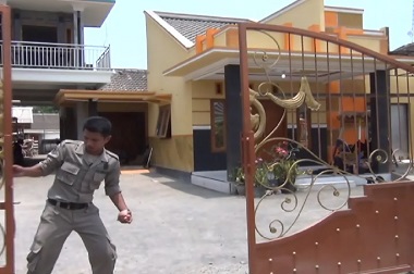 Rumah Kades Selok Awar-awar Dijaga Polisi Bersenjata