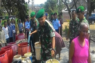 Peringati HUT TNI, Kodim Jombang Salurkan Air Bersih hingga Hujan Turun