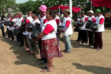 Peringati HUT ke-70, TNI Bagikan Sembako di Solo