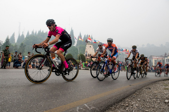 Etape Ketiga, Pembalap Tempuh Trek Panjang dan Asap