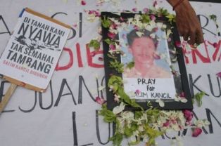 Netizen Beri Beasiswa Anak-anak Salim Kancil dan Tosan 