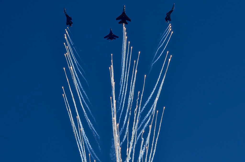 Tim akrobat jet tempur Sukhoi Su-27 beraksi di Zhukovsky, Rusia, 25 Agustus 2015. (Foto: AFP / KIRILL KUDRYAVTSEV)
