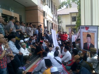 Massa Pendukung Fuad Amin Datangi PN Bangkalan 