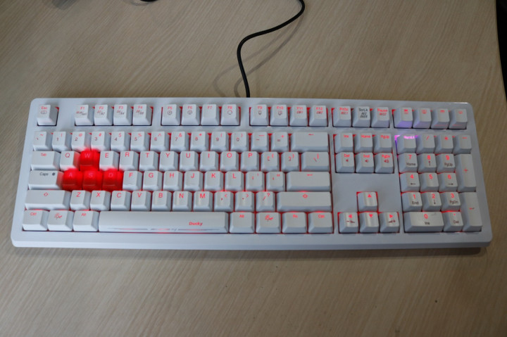 Ducky Channel Shine 4 Cherry MX Brown, Nyaman Tapi Minim Fitur 