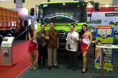 Dua Model Andalan Hino Meriahkan Pameran Otomotif Makassar 2015