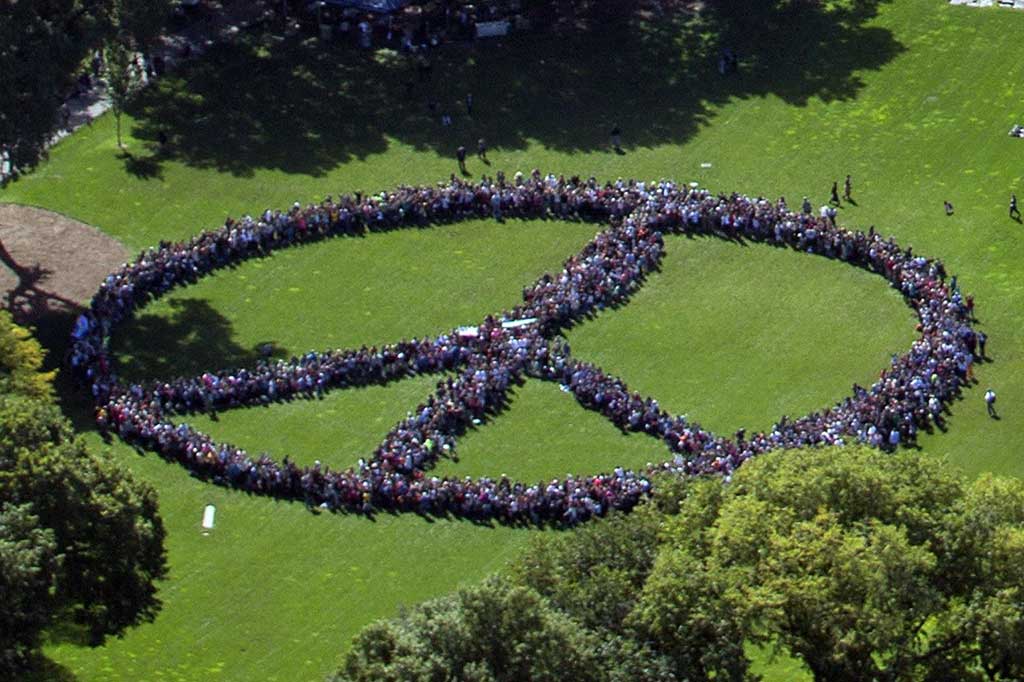 Jelang Ultah John Lennon, Ribuan Orang Bentuk Tanda Perdamaian