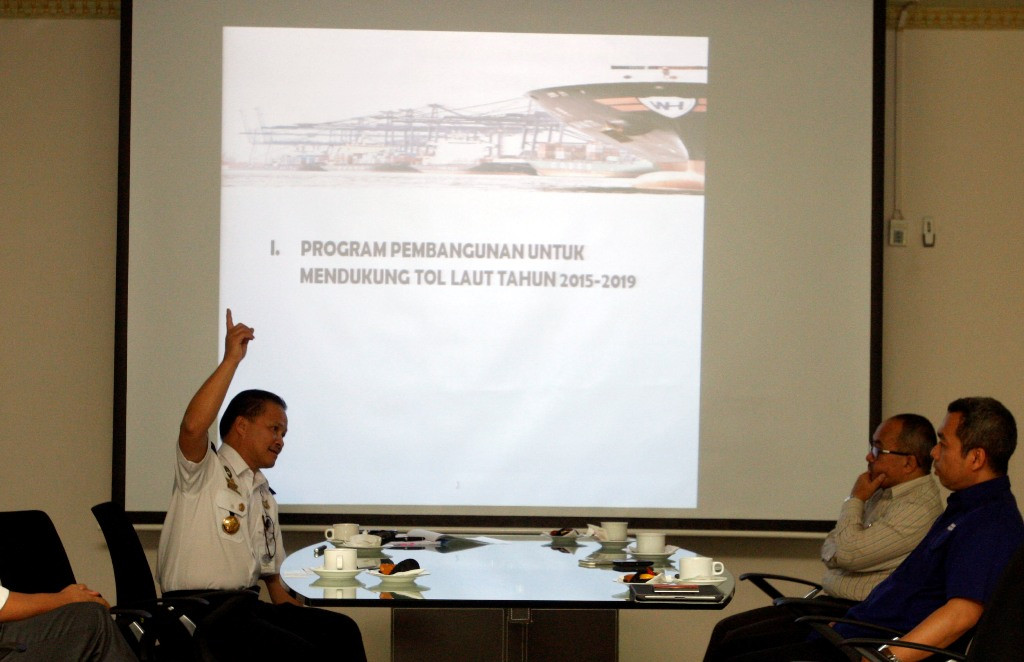 Dirjen Perhubungan Laut (Hubla) Kapten Bobby R Mamahit (kiri) menjelaskan program Direktorat Jenderal Perhubungan Laut, disaksikan Direktur Pemberitaan Media Indonesia (MI) Usman Kansong (kedua kanan) dan Direktur Pemberitaan Metro TV Suryopratomo, saat k