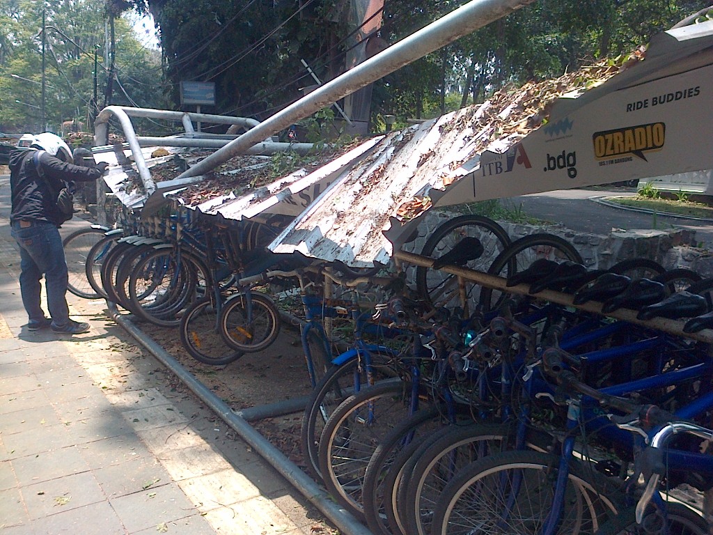 Foto: Halte penyewaan sepeda (shelter Bike Sharing) di Jalan Cikapayang, Dago, Kota Bandung/MTVN_Roni Kurniawan