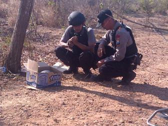 Jihandak Brimob Polda Jatim Musnahkan Lima Bom Aktif