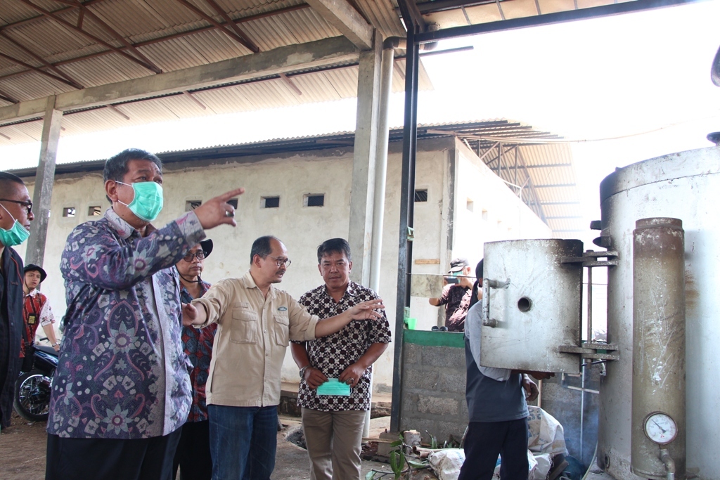 Wakil Gubernur Jawa Barat, Deddy Mizwar saat meninjau alat pengelolaan sampah dan limbah di Unpad. Foto: MTVN/Ismail