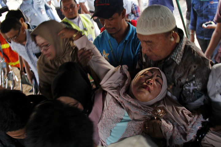 Istri Jemput Jenazah Pilot Aviastar