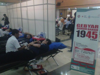 Gubernur Aher Donor Darah Atasi Fobia Jarum Suntik 