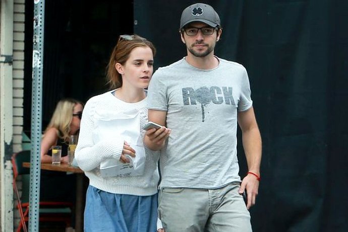 Emma Watson Dekati Sutradara Roberto Aguire