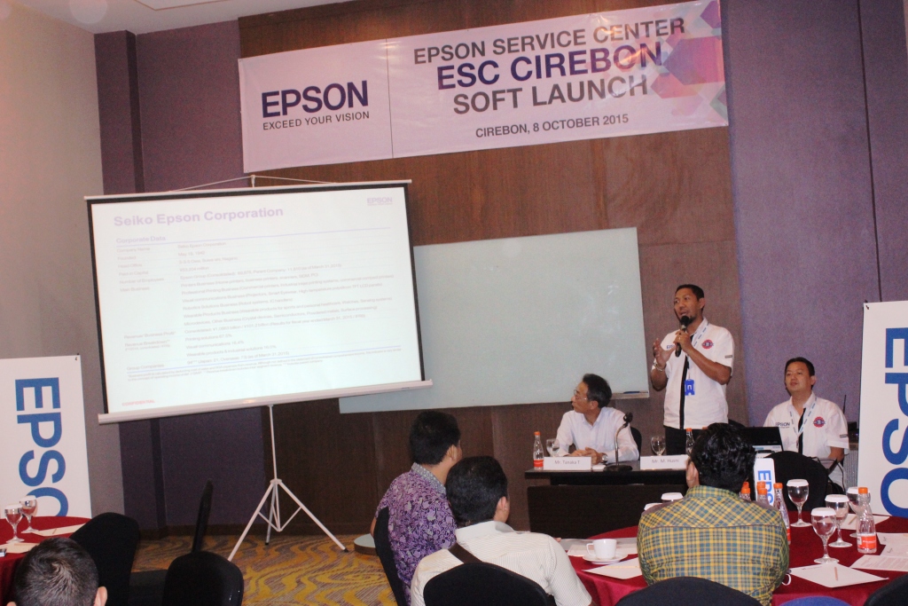 Senior General Manager PT. Epson M. Husni Nurdin memberikan penjelasan di Hotel Swiss Bell Cirebon, Kamis (8/10/2015).