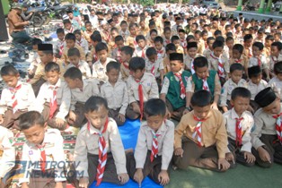 Siswa Berdoa Bersama Minta Hujan Halau Kabut Asap