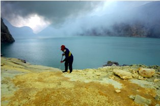 Wisatawan Bogor dan Swiss Tewas Hirup Gas Beracun Gunung Ijen
