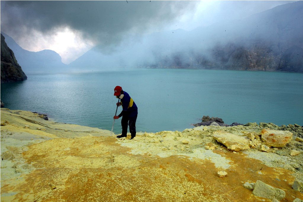 Pesona keindahan Kawah Ijen, Banyuwangi, Jawa Timur, Senin (10/12/2012). Foto: MI/Panca Syurkani